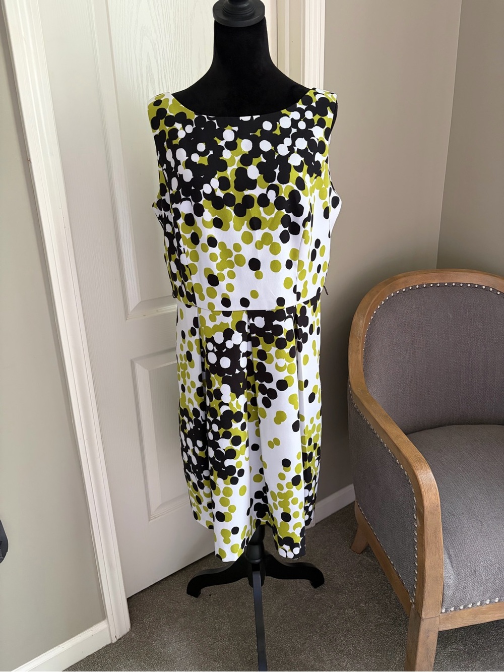 Ronni Nicole Black & White Branded Dress Label